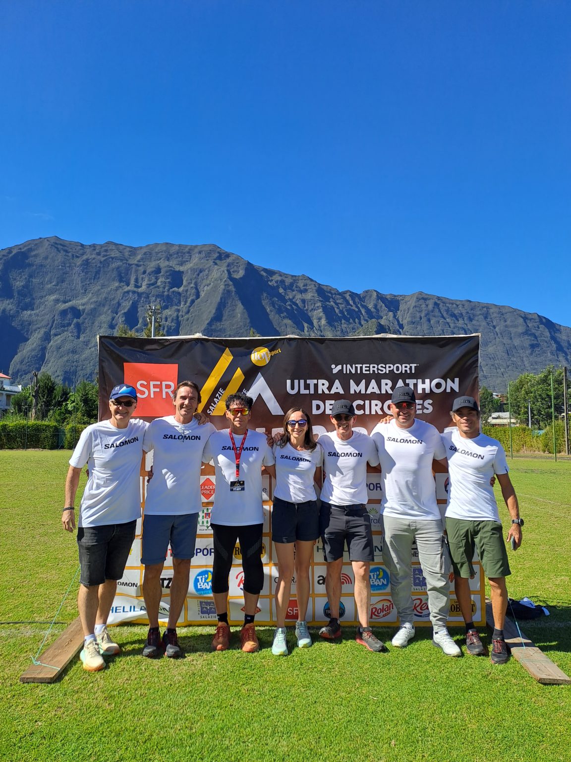 L’équipe de l’organisation devant la banderole de l’Ultra Marathon des Cirques