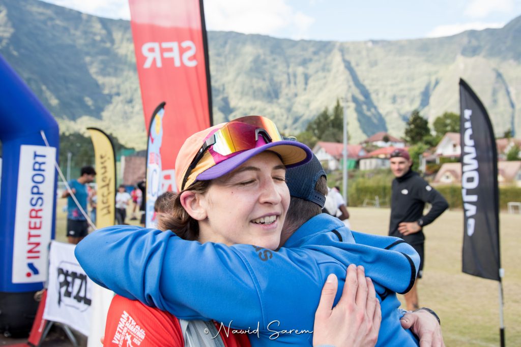 Accolade entre deux coureurs à l’arrivée
