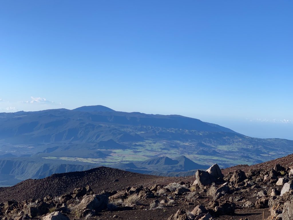 Vue depuis les hauteurs sur les reliefs et les remparts de La Réunion