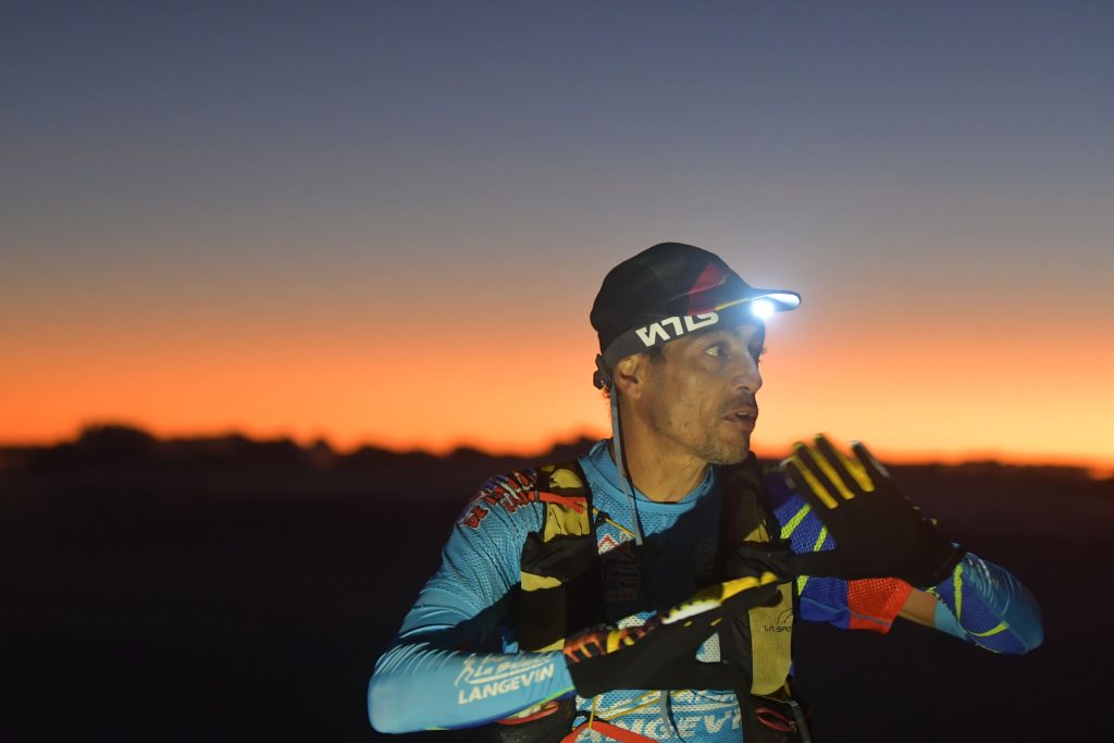 Coureur équipé d’une lampe frontale à l’aube