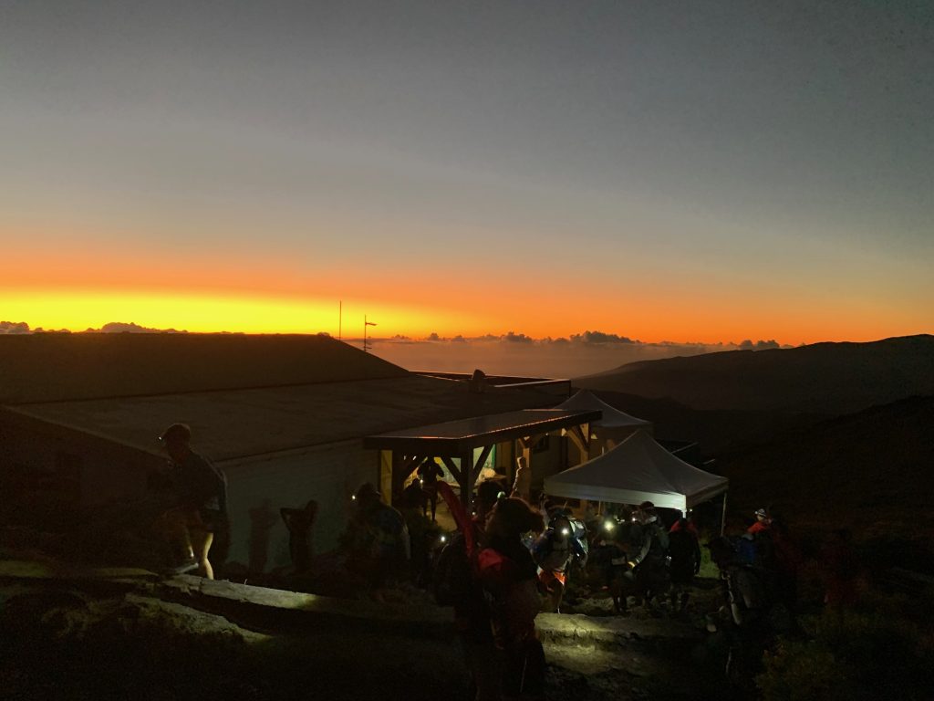 Poste de ravitaillement en altitude au lever du jour