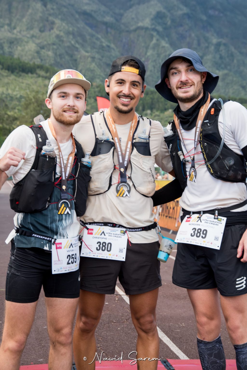 Trois finishers avec leur médaille à l’arrivée